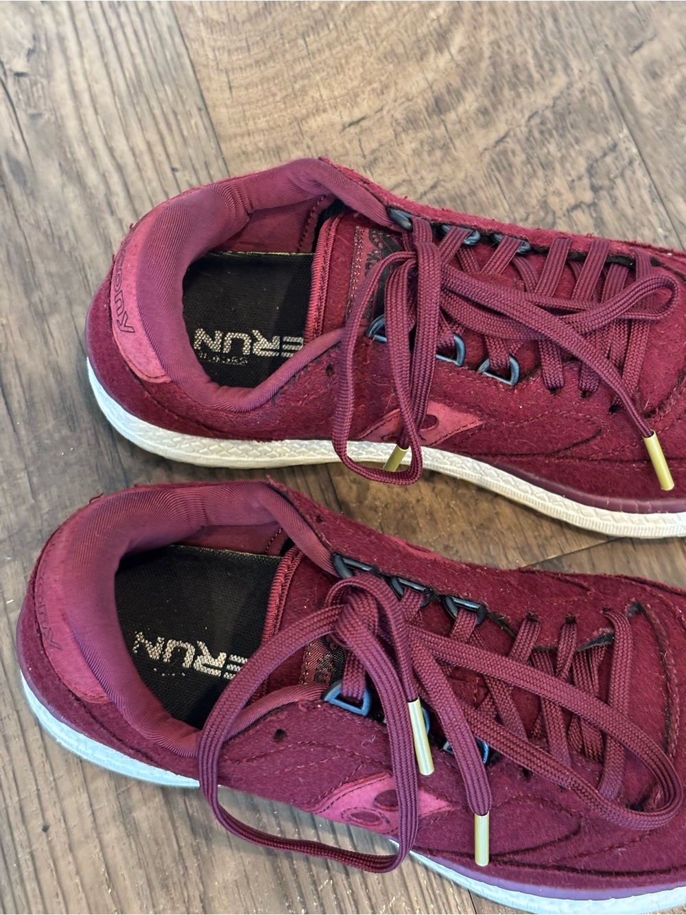 Saucony burgundy/maroon/white/gold Suede ‘Freedom Runners’ Athletic shoes size 8 - Picture 4 of 7